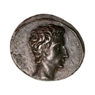 Pièce ancienne grisée avec le dernier Auguste, fondateur de l'Empire Romain