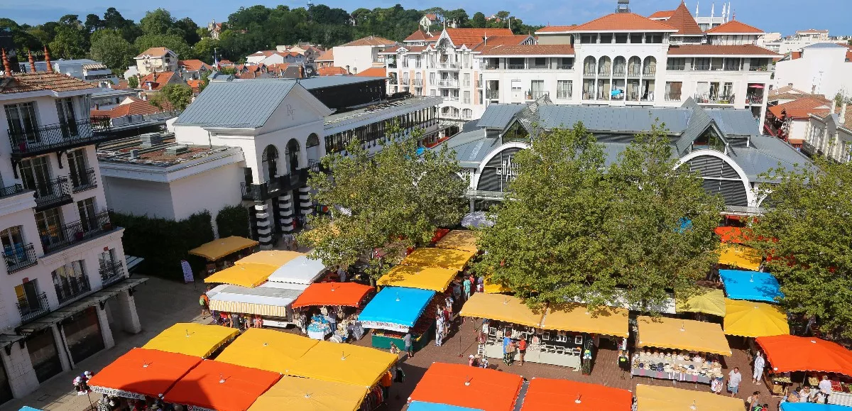 Vue de la place du marché à Arcachon